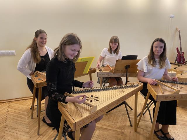Valkas koklētāju ansamblis KAMENĪTE